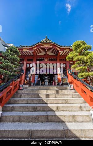 Tokio, Japan. 24. August 2023: Menschen beten im Tokudaiji-Tempel. Frontansicht Honden Haupthalle. Das Hotel befindet sich im Stadtteil Ueno. Stockfoto