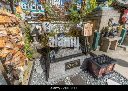 Tokio, Japan. 24. August 2023: Chikara no Inoshishi Skulptur am Ishibashi Inari Jinja Shinto Schrein. Das Hotel befindet sich im Ueno-Viertel neben Tokudaiji Stockfoto