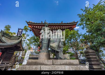 Tokio, Japan. 24. August 2023: Tsumagoi Jizoson Skulptur am Ishibashi Inari Jinja Shinto Schrein. Das Hotel befindet sich im Ueno-Viertel neben dem Tokudaiji-Tempel. Stockfoto