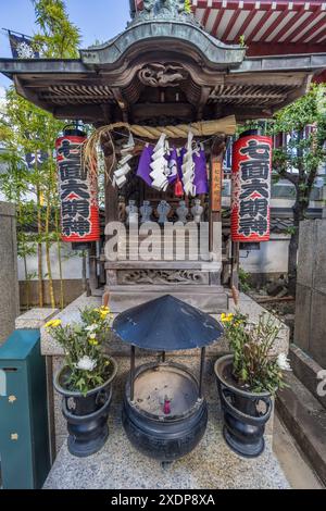 Tokio, Japan. 24. August 2023: Ishibashi Inari Jinja Shinto-Schrein. Altar für Shichimen daimiyojin Gottheit. Das Hotel befindet sich im Ueno-Viertel neben Tokudaiji Stockfoto