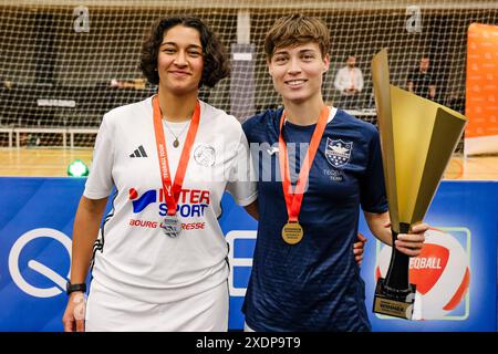 Die rumänische Spielerin Kinga Barabasi (R) und die französische Spielerin Amelie Julian bei der Teqball Tour in Grindsted, Dänemark. Stockfoto