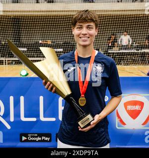 Die rumänische Spielerin Kinga Barabasi präsentiert die Trophäe auf der Teqball Tour in Grindsted, Dänemark. Stockfoto