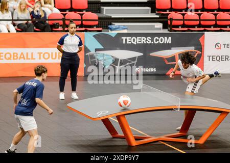 Die rumänische Spielerin Kinga Barabasi (L) und die französische Spielerin Amelie Julian spielen während der Teqball Tour in Grindsted, Dänemark. Stockfoto