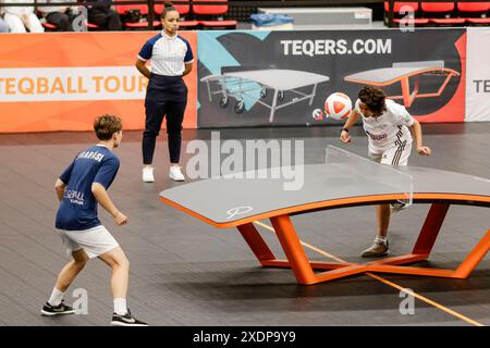 Die rumänische Spielerin Kinga Barabasi (L) und die französische Spielerin Amelie Julian spielen während der Teqball Tour in Grindsted, Dänemark. Stockfoto