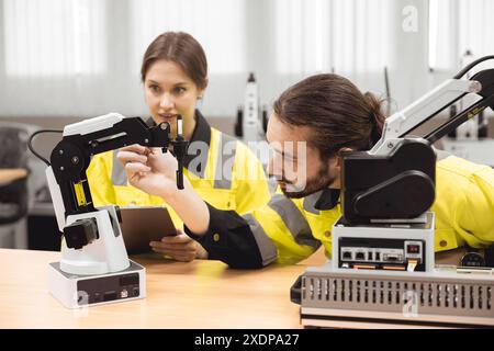 Industrierobotik-Programm Universitätsstudenten lernen mechanische Montage mit Roboter Universal Training Platform Roboterarm Simulation mod Stockfoto