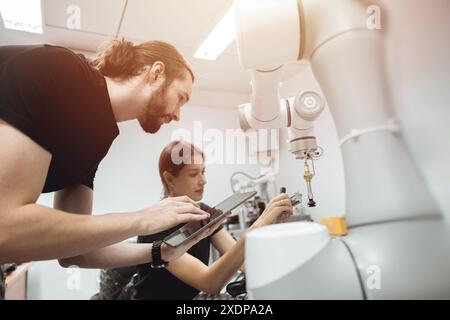 Industrierobotik-Programm Universitätsstudenten lernen mechanische Montage mit Roboter Universal Training Platform Roboterarm Simulation mod Stockfoto