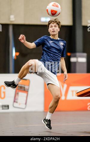 Die rumänische Spielerin Kinga Barabasi spielt während der Teqball Tour in Grindsted, Dänemark. Stockfoto