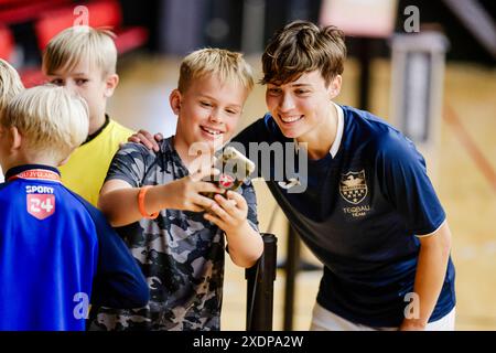 Die rumänische Spielerin Kinga Barabasi macht ein Selfie mit ihren Fans auf der Teqball Tour in Grindsted, Dänemark. Stockfoto