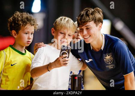 Die rumänische Spielerin Kinga Barabasi macht ein Selfie mit ihren Fans auf der Teqball Tour in Grindsted, Dänemark. Stockfoto