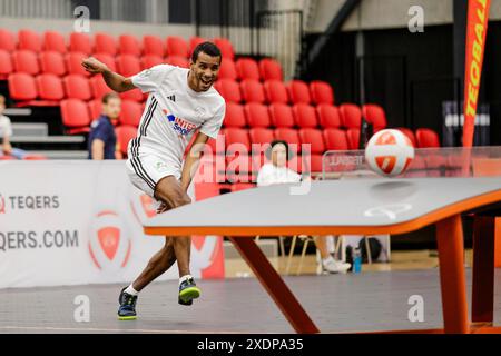 Der französische Spieler Hugo Rabeux spielt während der Teqball Tour in Grindsted, Dänemark. Stockfoto