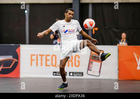 Der französische Spieler Hugo Rabeux spielt während der Teqball Tour in Grindsted, Dänemark. Stockfoto