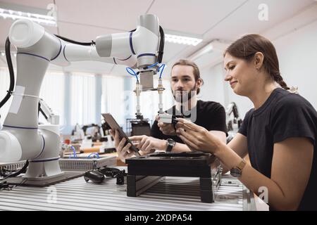 Industrierobotik-Programm Universitätsstudenten lernen mechanische Montage mit Roboter Universal Training Platform Roboterarm Simulation mod Stockfoto