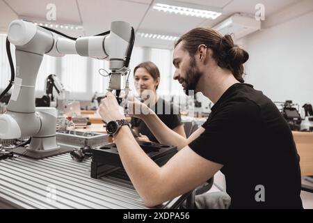 Industrierobotik-Programm Universitätsstudenten lernen mechanische Montage mit Roboter Universal Training Platform Roboterarm Simulation mod Stockfoto