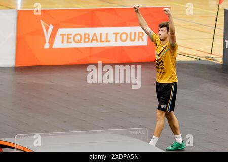 Der rumänische Spieler Apor Gyorgydeak jubelt bei der Teqball Tour in Grindsted, Dänemark. Stockfoto