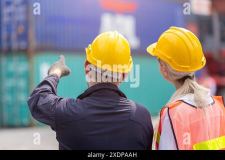 Das Zollarbeitsteam arbeitet gemeinsam im Containerwerft für den Frachttransport von Port Cargo. Stockfoto