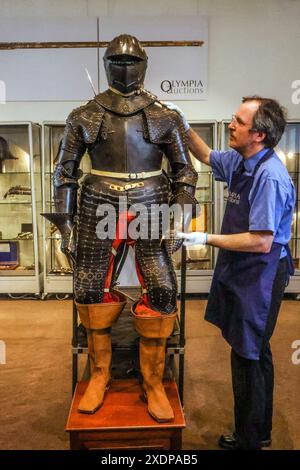 Olympia Auktionen 24. Juni 2024 Flämische drei QuarterArmour C 1600-20 Est £12.000-18.000 Auktion 26. Juni London Olympia 25 Blythe Rd London. Paul Quezada-Neiman/Alamy Live New Credit: Paul Quezada-Neiman/Alamy Live News Stockfoto