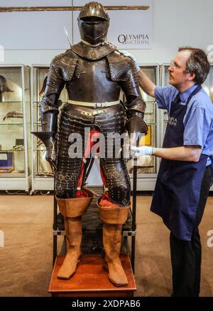 Olympia Auktionen 24. Juni 2024 Flämische drei QuarterArmour C 1600-20 Est £12.000-18.000 Auktion 26. Juni London Olympia 25 Blythe Rd London. Paul Quezada-Neiman/Alamy Live New Credit: Paul Quezada-Neiman/Alamy Live News Stockfoto