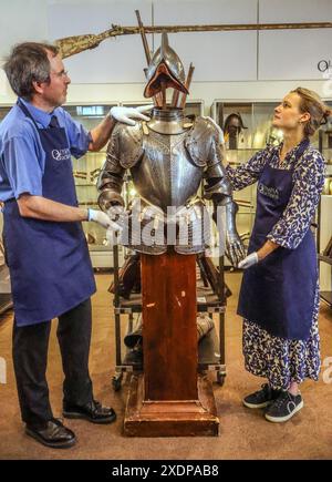 Olympia Auktionen 24. Juni 2024 Italian Cap A Pie Armour 16thCentury, Est 8.000-12.000 Auktion 26. Juni London Olympia 25 Blythe Rd London. Paul Quezada-Neiman/Alamy Live New Credit: Paul Quezada-Neiman/Alamy Live News Stockfoto