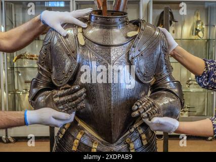 Olympia Auktionen 24. Juni 2024 Italian Cap A Pie Armour 16thCentury, Est 8.000-12.000 Auktion 26. Juni London Olympia 25 Blythe Rd London. Paul Quezada-Neiman/Alamy Live New Credit: Paul Quezada-Neiman/Alamy Live News Stockfoto