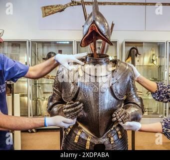 Olympia Auktionen 24. Juni 2024 Italian Cap A Pie Armour 16thCentury, Est 8.000-12.000 Auktion 26. Juni London Olympia 25 Blythe Rd London. Paul Quezada-Neiman/Alamy Live New Credit: Paul Quezada-Neiman/Alamy Live News Stockfoto