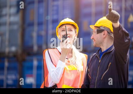 Das Zollarbeitsteam arbeitet gemeinsam im Hafenfracht-Container-Yard, Funkladekontrolle. Stockfoto