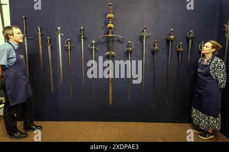 Olympia Auctions 24. Juni 2024 Wall of Swords von 1430 bis Ende 16 Century Est von £8.000-3.300 Auktion 26. Juni London Olympia 25 Blythe Rd London. Paul Quezada-Neiman/Alamy Live New Credit: Paul Quezada-Neiman/Alamy Live News Stockfoto