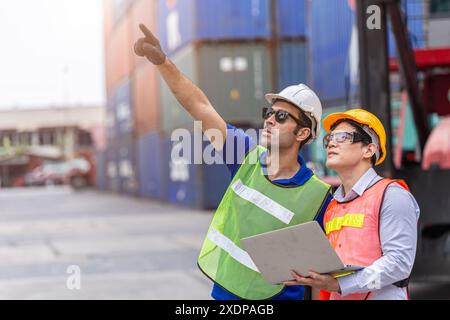 Zollmitarbeiter arbeiten zusammen und zeigen bei Business Development and Management in Logistic Industry Concept hoch Stockfoto