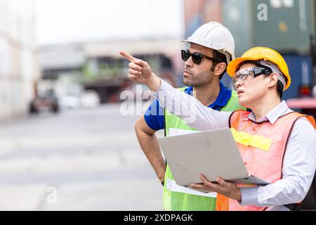 Zollmitarbeiter arbeiten zusammen und zeigen bei Business Development and Management in Logistic Industry Concept hoch Stockfoto