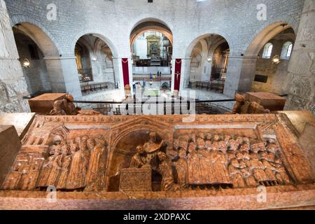 Romanische Veronose Roter Marmorsarkophag des Bischofs Berardo Maggi aus dem 14. Jahrhundert im romanischen Dom Vecchio (alte Kathedrale) Concattedrale invernal Stockfoto