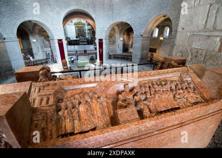 Romanische Veronose Roter Marmorsarkophag des Bischofs Berardo Maggi aus dem 14. Jahrhundert im romanischen Dom Vecchio (alte Kathedrale) Concattedrale invernal Stockfoto