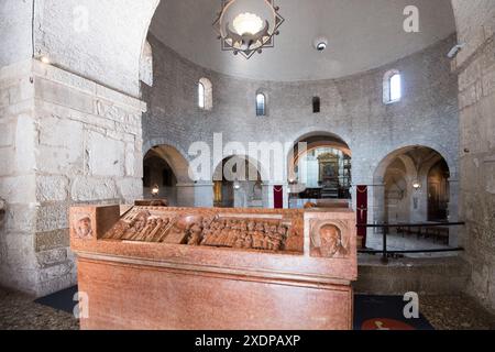 Romanische Veronose Roter Marmorsarkophag des Bischofs Berardo Maggi aus dem 14. Jahrhundert im romanischen Dom Vecchio (alte Kathedrale) Concattedrale invernal Stockfoto