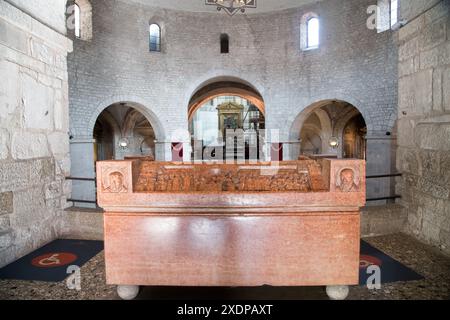 Romanische Veronose Roter Marmorsarkophag des Bischofs Berardo Maggi aus dem 14. Jahrhundert im romanischen Dom Vecchio (alte Kathedrale) Concattedrale invernal Stockfoto