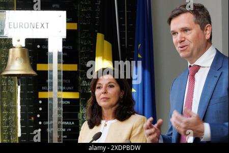 Brüssel, Belgien Juni 2024. Anna Bertona, CEO von Azelis, und Thijs Bakker, CFO von Azelis, wurden während der Eröffnungsglocke der Euronext Brussels Stock Exchange in Brüssel dargestellt und begrüßten die Azelis Group am Montag, den 24. Juni 2024, im Bel20-Index. BELGA FOTO BENOIT DOPPAGNE Credit: Belga News Agency/Alamy Live News Stockfoto