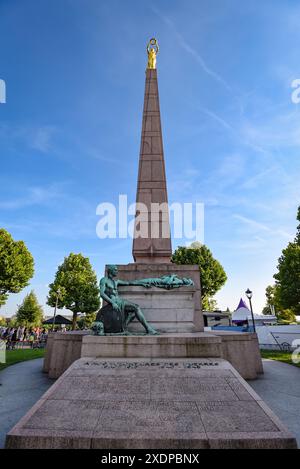 Das Gëlle Fra Denkmal des Gedenkens am Place de la Constitution an einem sonnigen Tag in Luxemburg Stockfoto