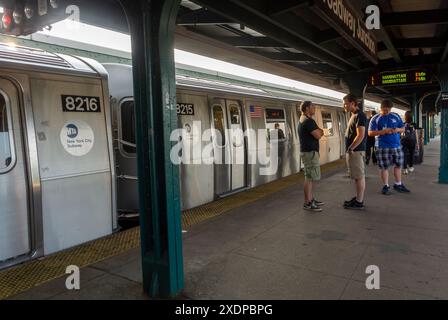 New York City, NY, USA, Leute in kleiner Gruppe, Männer stehen, innen auf der U-Bahn von NYC, Bahnsteig im Bahnhof, Autos Stockfoto
