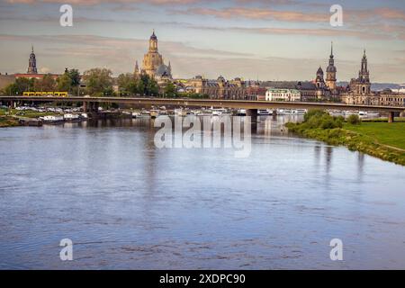 Blick über die Elbe auf das Terrassenufer mit Frauenkirche, dem Residenzschloß und Hofkirche in Dresden. *** Blick über die Elbe zum Terrassenufer mit Frauenkirche, Residenzschloß und Hofkirche in Dresden Stockfoto