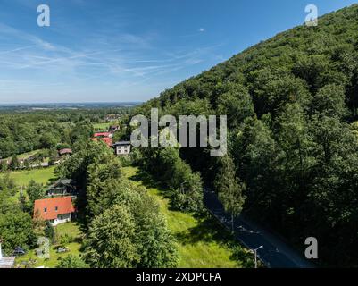 Drohnenblick in Beskid Mountains, Blatnia. Sommergrüner Wald auf Blatnia. Beskiden Berge in Jaworze. Im Sommer fliegen Drohnen über grüne Berge. Polis Stockfoto