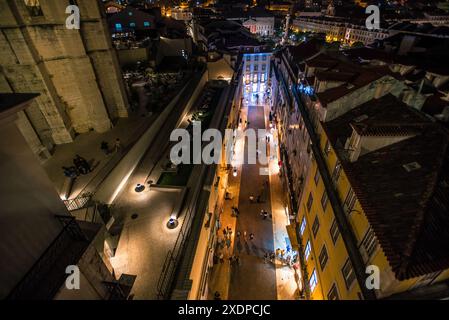 Nächtlicher Blick auf die Rua do Carmo und die Ruinen des Convento do Carmo vom Elevador de Santa Justa - Chiado, Lissabon, Portugal Stockfoto