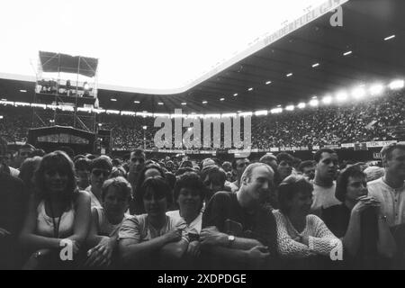 TINA TURNER CROWD, ARMS PARK, CARDIFF, 1996: Stadion Crowd als Tina Turner am 14. Juli 1996 auf ihrer Wildest Dreams World Tour in Cardiff, Wales, Großbritannien spielt. Foto: Rob Watkins Stockfoto