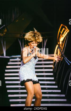 TINA TURNER, CARDIFF, 1996: Tina Turner spielt Cardiff Arms Park auf ihrer wildesten Dream World Tour am 14. Juli 1996 in Cardiff, Wales. Foto: Rob Watkins. INFO: Tina Turner (1939–2023) war eine ikonische amerikanische Sängerin und Schauspielerin, die für ihre kraftvolle Stimme und ihre elektrisierenden Auftritte bekannt war. Berühmt wurde sie in den 1960er Jahren mit Ike Turner und Hits wie River Deep – Mountain High. Sie genoss in den 1980er und 1990er Jahren eine bemerkenswerte späte Solokarriere mit Klassikern wie What's Love Got to Do with IT. Stockfoto