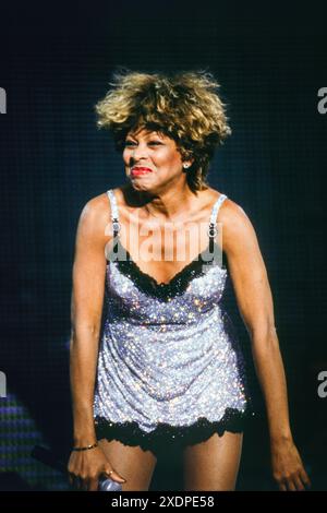 TINA TURNER, CARDIFF, 1996: Tina Turner spielt Cardiff Arms Park auf ihrer wildesten Dream World Tour am 14. Juli 1996 in Cardiff, Wales. Foto: Rob Watkins. INFO: Tina Turner (1939–2023) war eine ikonische amerikanische Sängerin und Schauspielerin, die für ihre kraftvolle Stimme und ihre elektrisierenden Auftritte bekannt war. Berühmt wurde sie in den 1960er Jahren mit Ike Turner und Hits wie River Deep – Mountain High. Sie genoss in den 1980er und 1990er Jahren eine bemerkenswerte späte Solokarriere mit Klassikern wie What's Love Got to Do with IT. Stockfoto