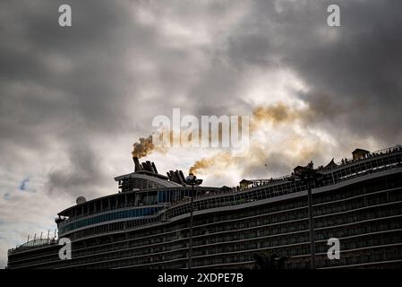 Ein Schornstein eines Kreuzfahrtschiffs raucht kurz vor dem Verlassen des Hafens von Barcelona Rauch ab. Stockfoto