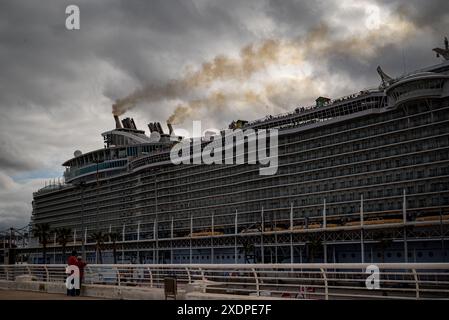 Ein Schornstein eines Kreuzfahrtschiffs raucht kurz vor dem Verlassen des Hafens von Barcelona Rauch ab. Stockfoto