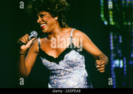 TINA TURNER, CARDIFF, 1996: Tina Turner spielt Cardiff Arms Park auf ihrer wildesten Dream World Tour am 14. Juli 1996 in Cardiff, Wales. Foto: Rob Watkins. INFO: Tina Turner (1939–2023) war eine ikonische amerikanische Sängerin und Schauspielerin, die für ihre kraftvolle Stimme und ihre elektrisierenden Auftritte bekannt war. Berühmt wurde sie in den 1960er Jahren mit Ike Turner und Hits wie River Deep – Mountain High. Sie genoss in den 1980er und 1990er Jahren eine bemerkenswerte späte Solokarriere mit Klassikern wie What's Love Got to Do with IT. Stockfoto