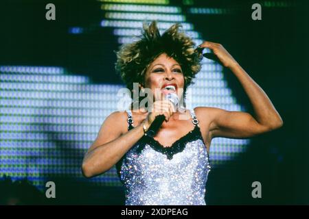 TINA TURNER, CARDIFF, 1996: Tina Turner spielt Cardiff Arms Park auf ihrer wildesten Dream World Tour am 14. Juli 1996 in Cardiff, Wales. Foto: Rob Watkins. INFO: Tina Turner (1939–2023) war eine ikonische amerikanische Sängerin und Schauspielerin, die für ihre kraftvolle Stimme und ihre elektrisierenden Auftritte bekannt war. Berühmt wurde sie in den 1960er Jahren mit Ike Turner und Hits wie River Deep – Mountain High. Sie genoss in den 1980er und 1990er Jahren eine bemerkenswerte späte Solokarriere mit Klassikern wie What's Love Got to Do with IT. Stockfoto