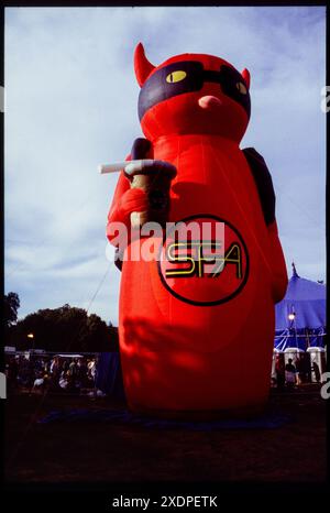 PETE FOWLER, SUPER FURRY ANIMALS KONZERT, CARDIFF, 1997: The massive aufblasbare Pete Fowler Artwork Charakter aus dem Album Radiator für das Super Furry Animals Konzert im Bute Park in Cardiff, Wales, Großbritannien am 27. Juli 1997. Foto: Rob Watkins. INFO: Super Furry Animals ist eine walisische Rockband, die 1993 gegründet wurde und für ihre vielseitige Mischung aus Rock, Psychedelia und elektronischer Musik bekannt ist. Bekannt für Alben wie „Rings Around the World“ und „Phantom Power“ sind sie ein wichtiger Bestandteil der alternativen Szene der 1990er Jahre. Stockfoto