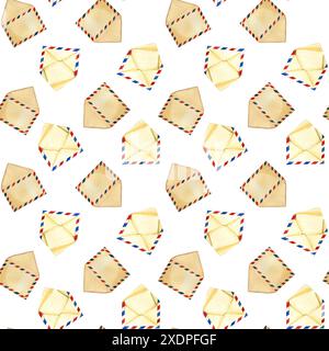 Nahtloses Muster. Briefumschläge mit roten und blauen Streifen. Alle Objekte sind handbemalt mit Aquarellen. Aquarellabbildung. Stockfoto