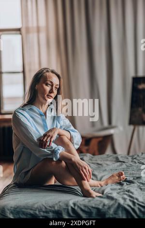 Ruhige Szene, Frau ist in Meditation verwickelt, heiterer Start in den Tag Stockfoto