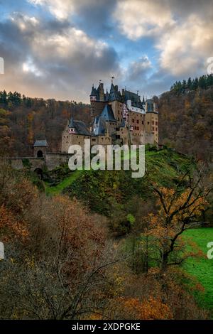 Eltzer mittelalterliches Schloss in Deutschland im Herbst bei Sonnenaufgang Stockfoto