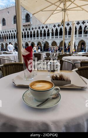 Eine Tasse Kaffee auf dem Markusplatz, Venedig, Italien Stockfoto